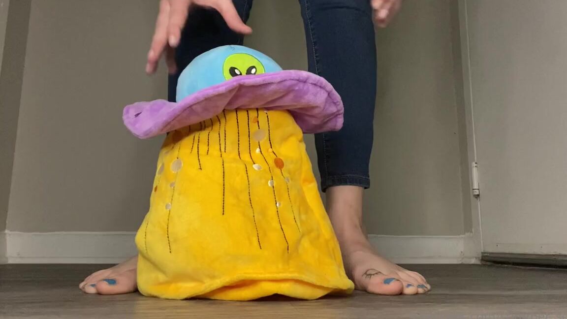 Summer Solesis Nicknamed Summer Solesis Onlyfans Imagine Trying To Find A Soothing Asmr Video And Then This Squeaky One Pops