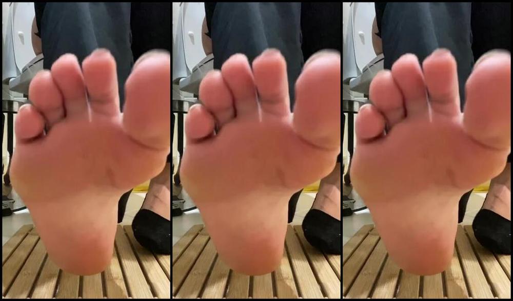 Mistresanna Onlyfans Yes Slave You Will Rub My Feet Smell My Feet Lick The Sweat Of 1