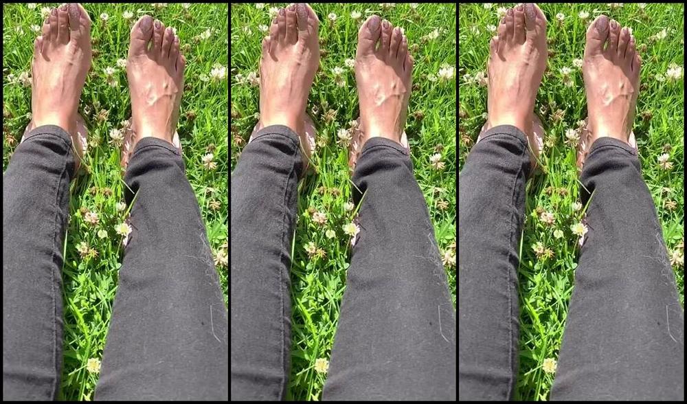 Puja Nicknamed Caramelprofessor Onlyfans Tired After My Walk Had To Rest Them In The Park Isn T It Really Nice Out