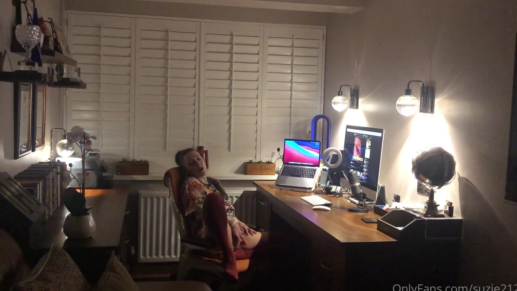 suzie212love-14-04-2021-2065262831-every-time-i-go-into-the-office-i-can-t-resist-having-a-look-at-some-porn-and-pulling-out