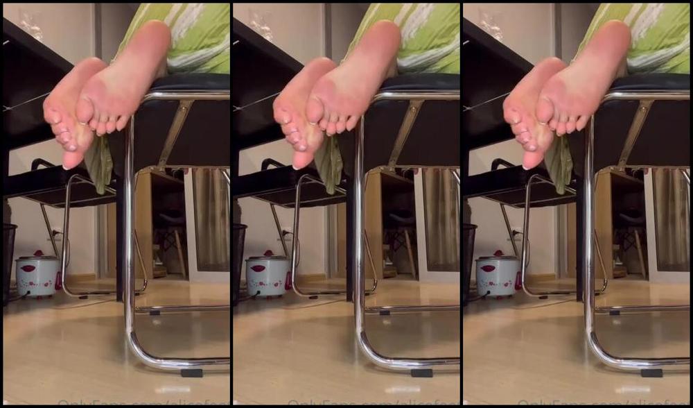 Alicefeetz Nicknamed Alicefeetz 07 29 2022 Onlyfans Video Roll Feet On The Chair