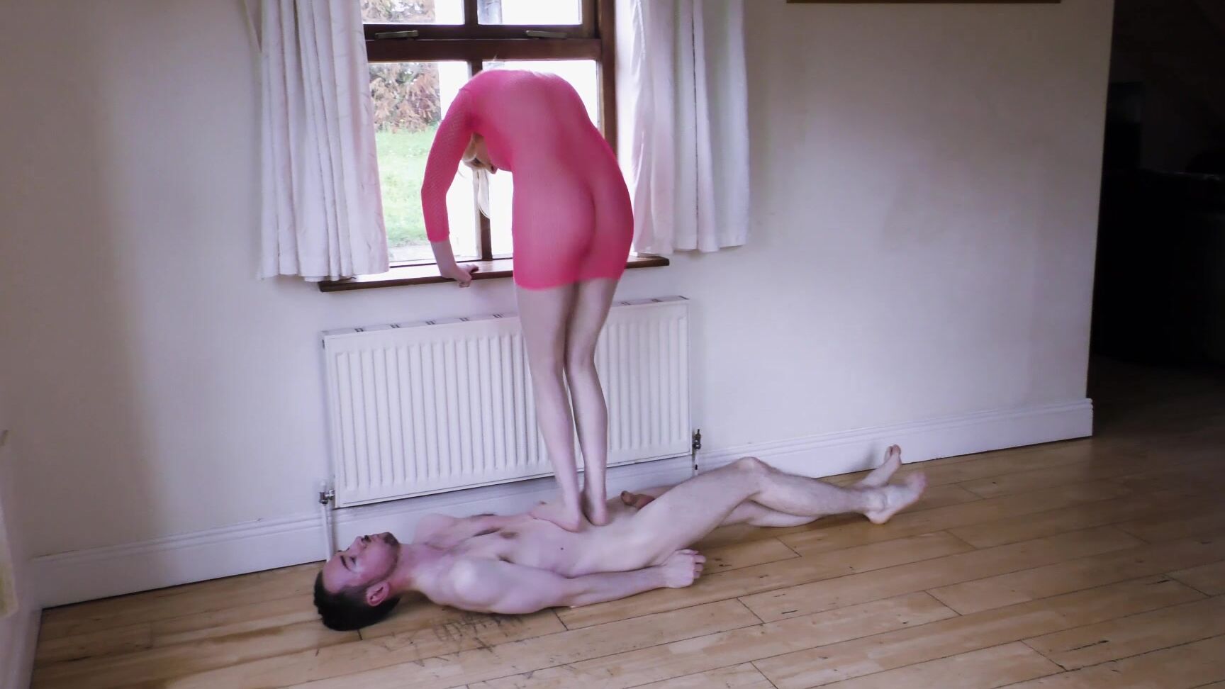 Foot Domination,Foot Fetish,Foot Smother,Stomping,Trampling sophieshox going for a walk ManyVids