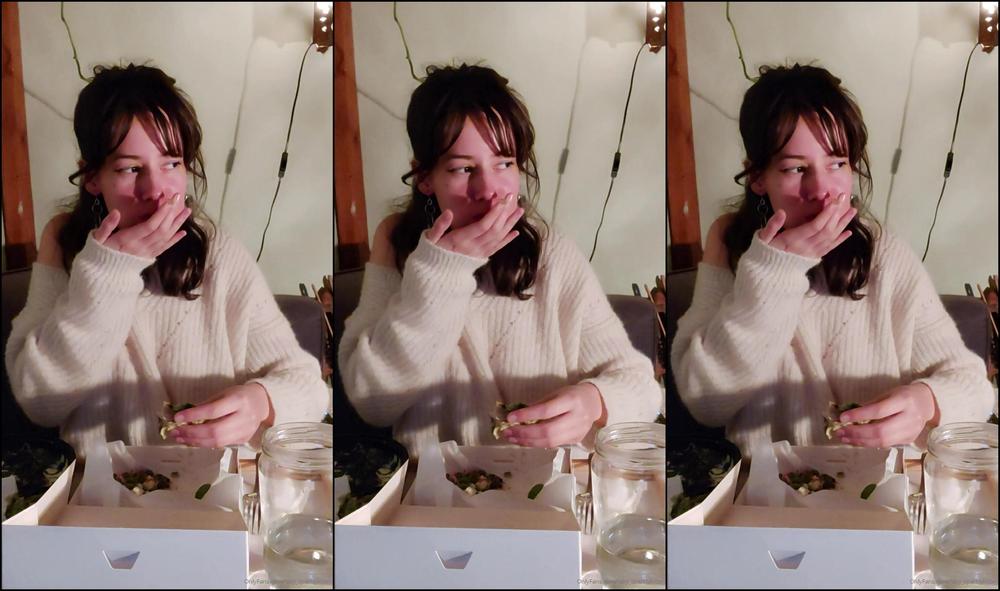 avaxofoxx-21-11-2020-1306565911-our-first-date-babe-i-did-this-so-you-can-watch-it-while-eating-whenever-you-re-feeli