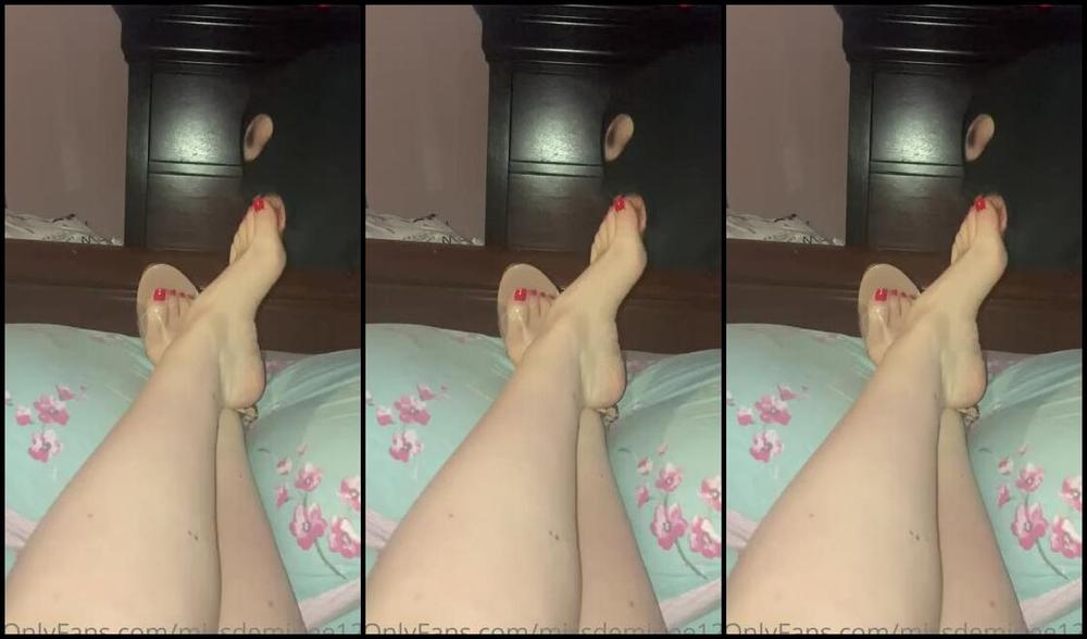 Miss Demi Dee Nicknamed Missdemidee123 Onlyfans Worshipping My Sweaty Salty Feet In 25 Degree Weather They Stink But He Sucks Them So Good
