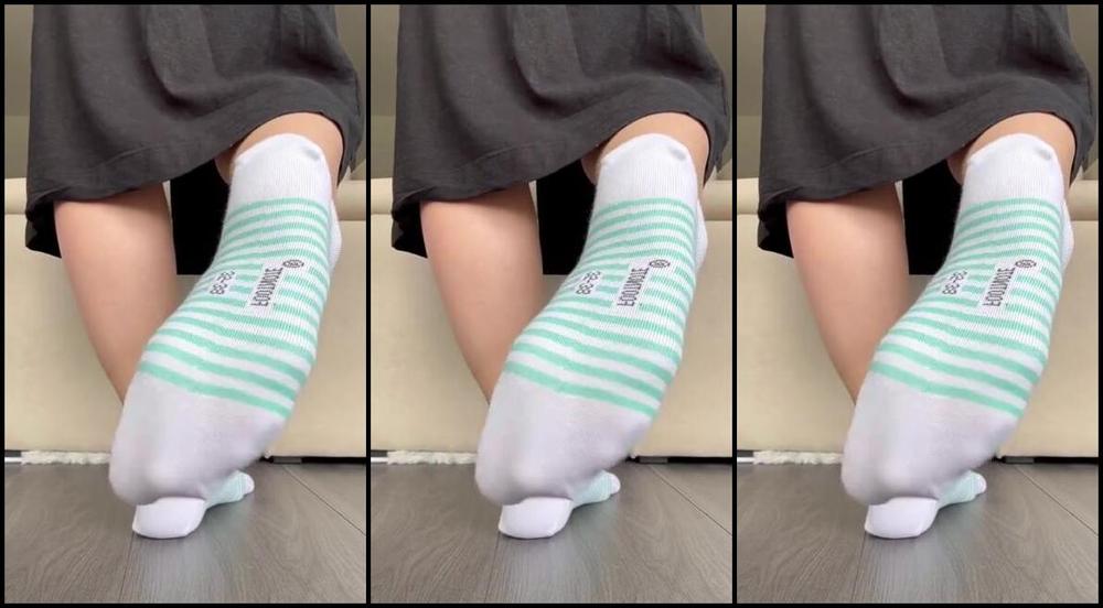 Sarina Jones Nicknamed Sarinajones 10 22 2023 Onlyfans Video I Cant Decide Which Socks I Should Wear