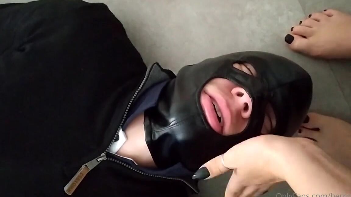 Herrinlady Onlyfans Fulecker Schnffler Teil 2 Nachdem Meine Sklavensau Mir Die Fe Mit Den Socken In Der Fresse Masp