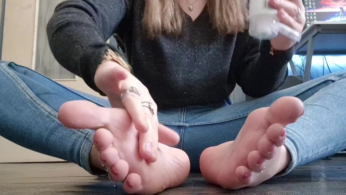 Ayellgirlfeet Nicknamed Ayellgirlfeet Onlyfans Un Peu De Gel Hydratant Pour Rendre Mes Jolis Pieds Encore Plus Doux Que Ce Quils Sont 1