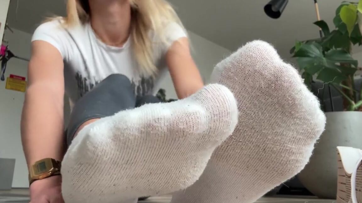 Emmyfeetandsocks 02 11 2025 Onlyfans Video Best Part Of Your Day The Cleanup You Make After My Gym Session