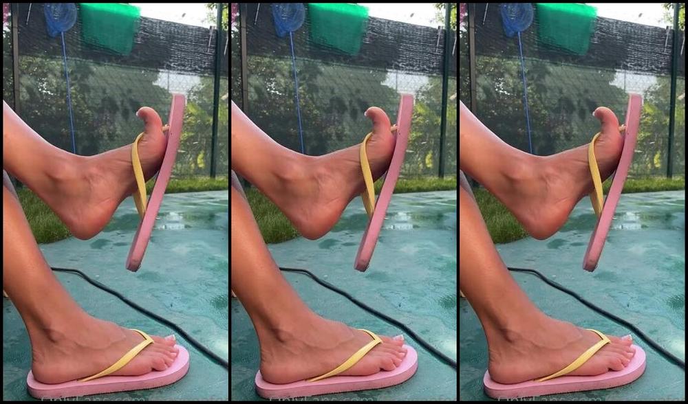 Froggeevip Onlyfans Chillin At The Pool Happy Sunday Everyone