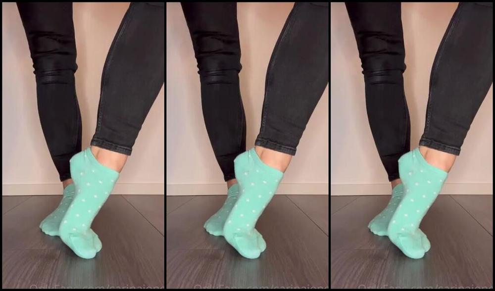 Sarina Jones Nicknamed Sarinajones 08 04 2023 Onlyfans Video Some Beautiful Arches In Dotted Socks