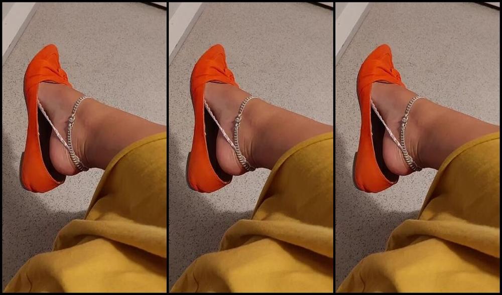 Mica Sandy Nicknamed Sandysmallfeet Onlyfans Quick Public Dangle At The Restaurant