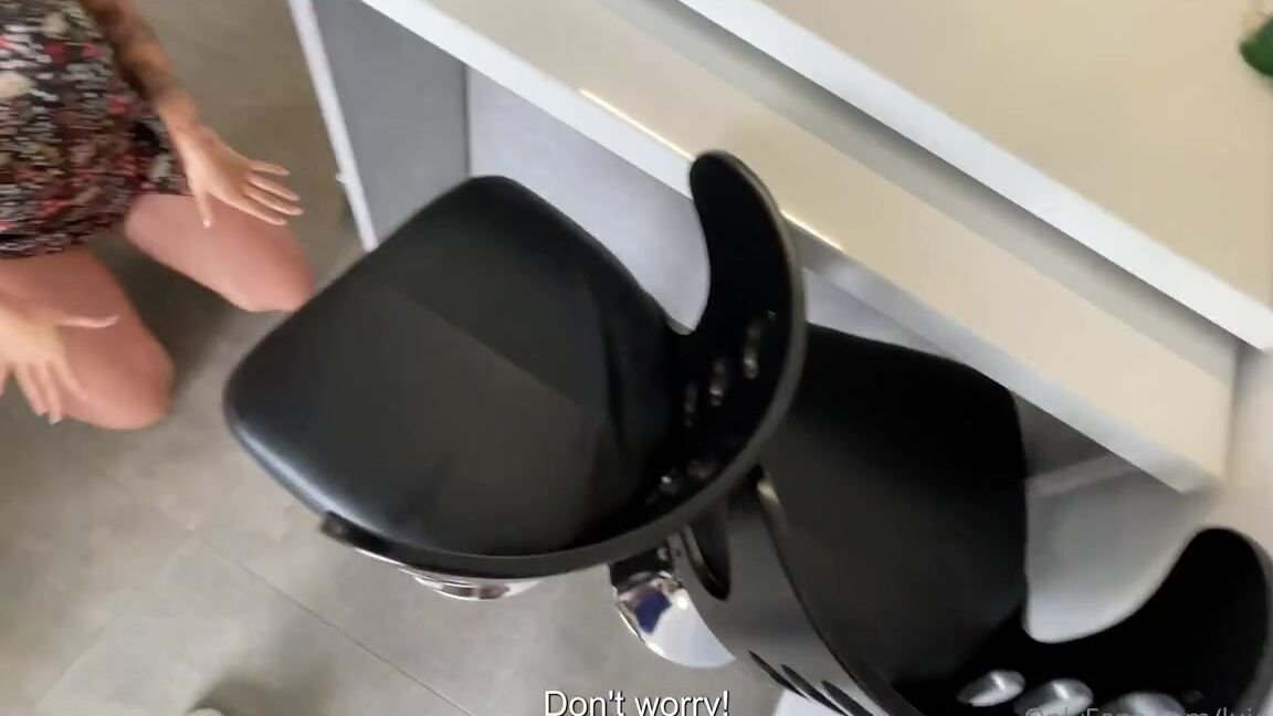 Mistress Danielita Nicknamed Lujopaisa Onlyfans Cuckolding Delivery I Had To Give A Blowjob To The Delivery Guy While Hubby Was Looking For Some