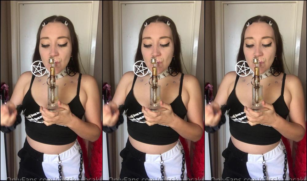 Misskushcakes 2034022438 02 16 2021 What Do You Like Better Black Or White