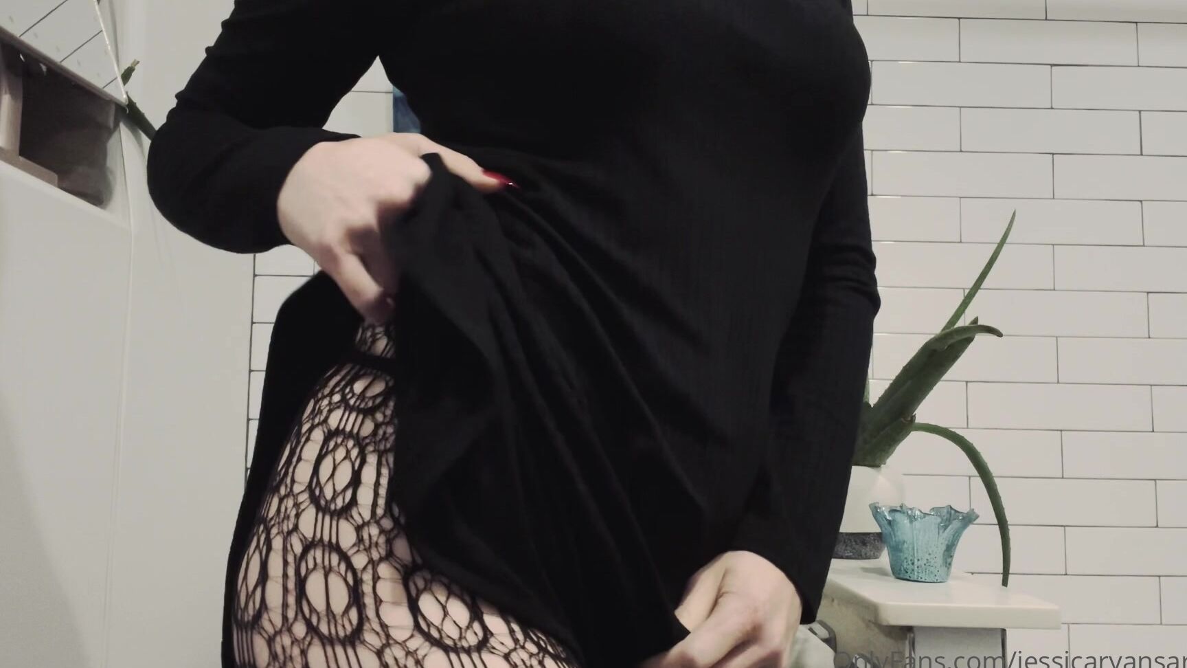 cultofjess-09-11-2020-1224089729-sweet-dreams-long-red-nails-and-patterned-stockings-assworship