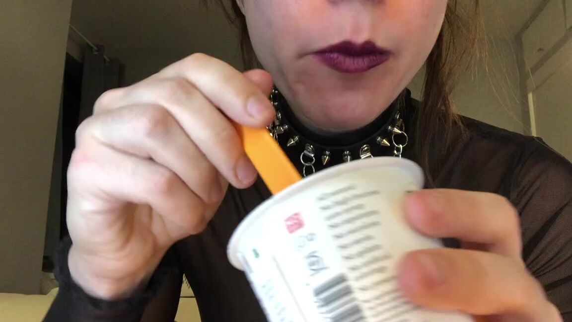 Hannah Hunt Nicknamed Horny Hippie Onlyfans Trying Something New A Lot Of You Have Said I Have A Sexy Mouth