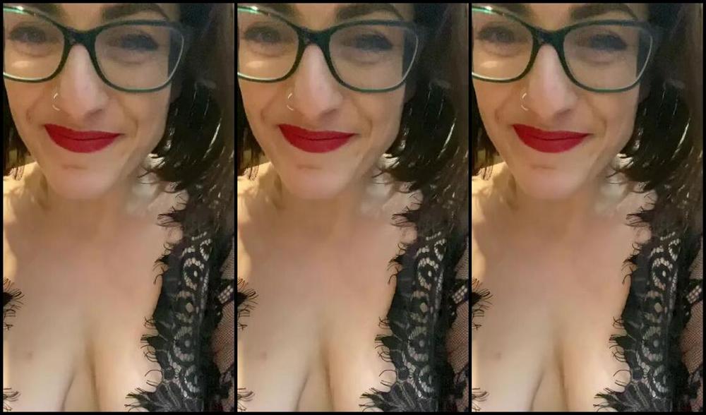 Countess Diamond Aka Countessdiamond Onlyfans Just Chilling With A Frosty One After A High Peak Fyi It S A Kids Ice Cream