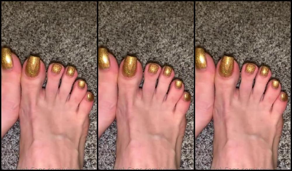 Vixenarches Onlyfans Begging You To Please Suck On My Toes