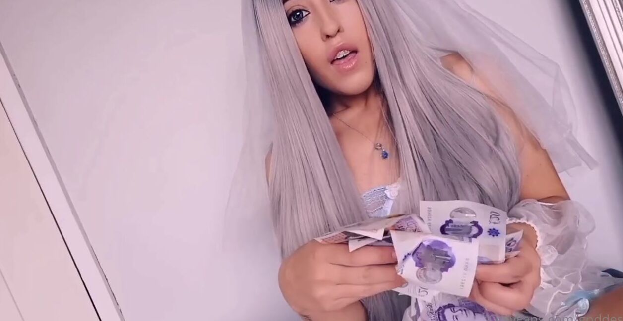 Miss Evie Lock Nicknamed Missevielock Onlyfans I Noticed Your Wallet Lying Spread Right Open So I Took It Bec