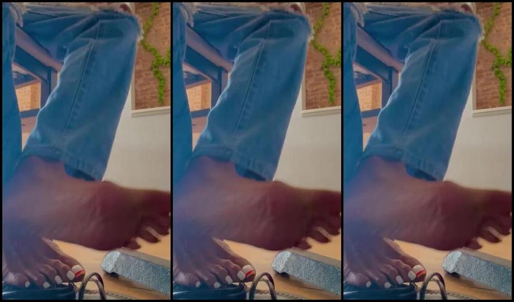 Torisoless Onlyfans Feet Play Underneath The Table During A Lunch Date