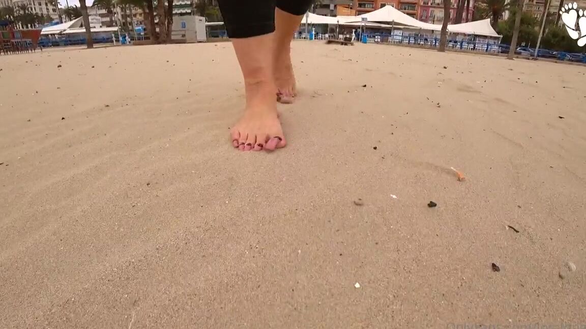 Lora Long Nails Nicknamed Loralongnails Onlyfans Wet Long Nails In The Sea Walk Along The Central Beach Of The City Of Alicante In Spain I Walk