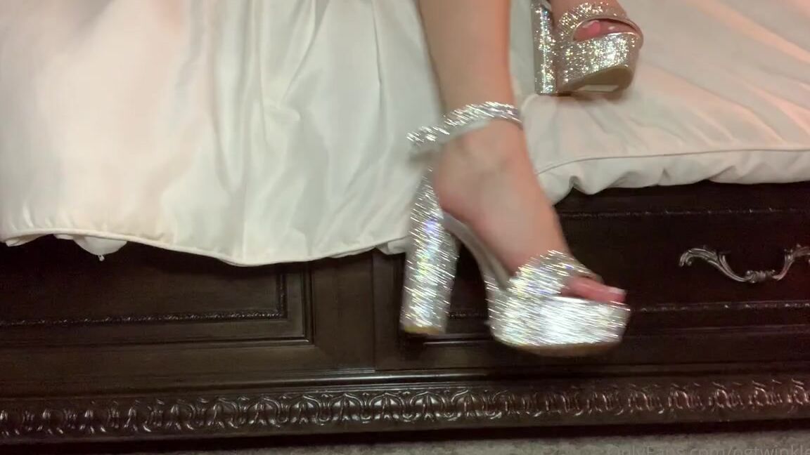 Waifu Jess Nicknamed Waifufeetmilkog Onlyfans Sparkles Platforms And Dangles