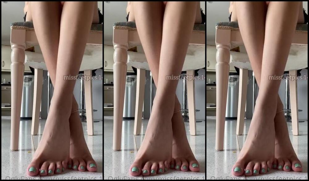 Alia Lizza Nicknamed Missfeetpics14 Onlyfans Ughh Looks Like My Feet Are Dirty From Walking Barefoot Around My House Would You Mind Cleaning
