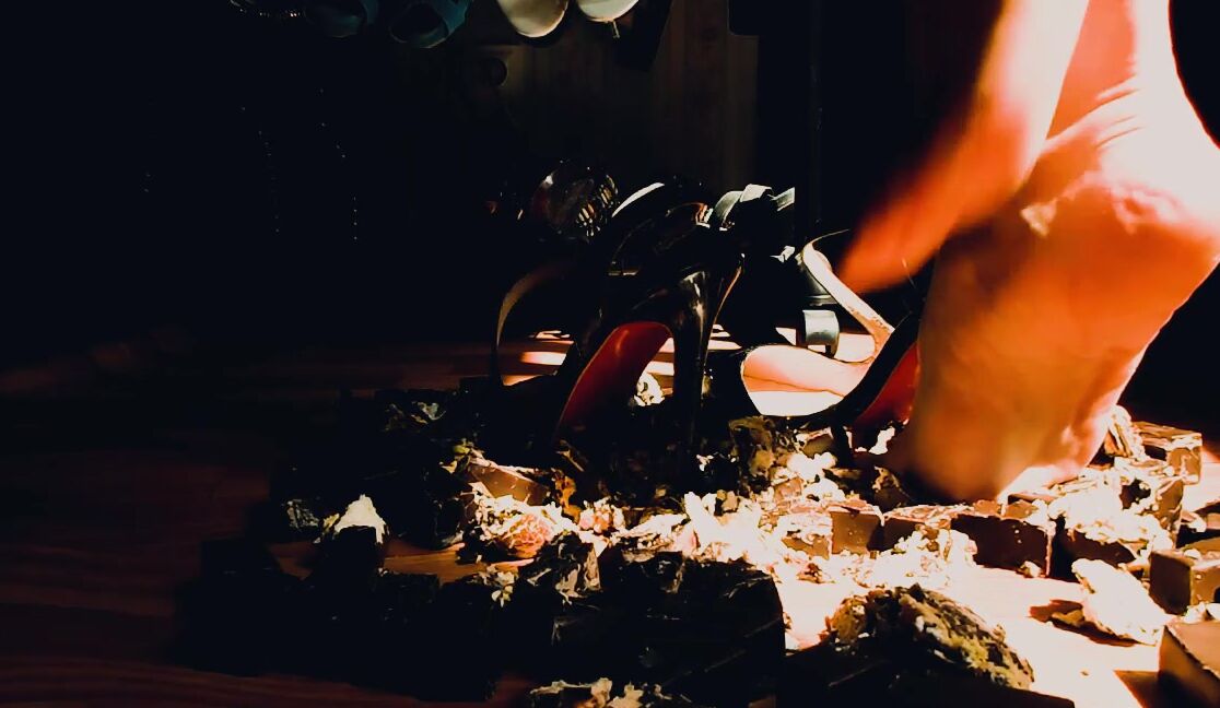 Feetfundoll Tapping On Candies