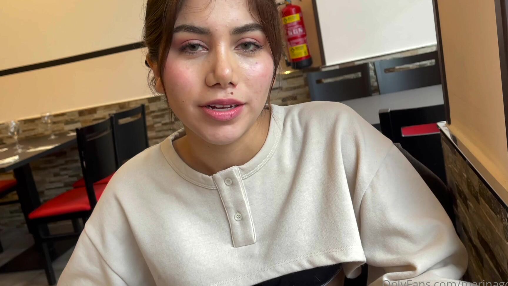 marinagoldxx-22-05-2021-2091802382-entrevista-en-un-restaurante