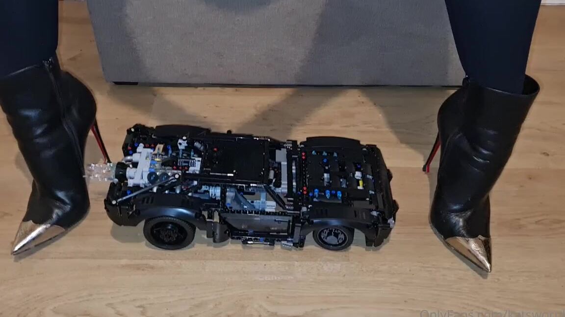 Kats Worn Heels Nicknamed Katswornheels Onlyfans One Of My Slaves Who Buys Me A Lot Of Expensive Shoes Sent Me This Lego