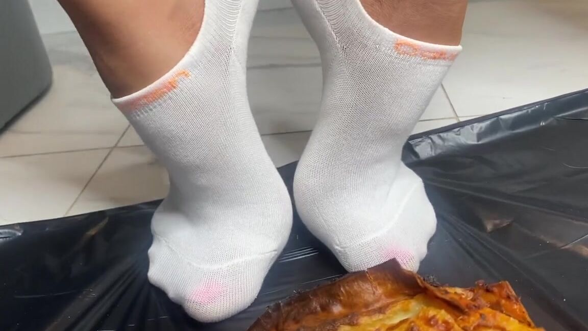 Bsmessybakery Nicknamed Bsmessybakery Onlyfans Family Sized Lasagne Getting Trashed By My Ck White Ankle Socks And Pretty Pink Nails2
