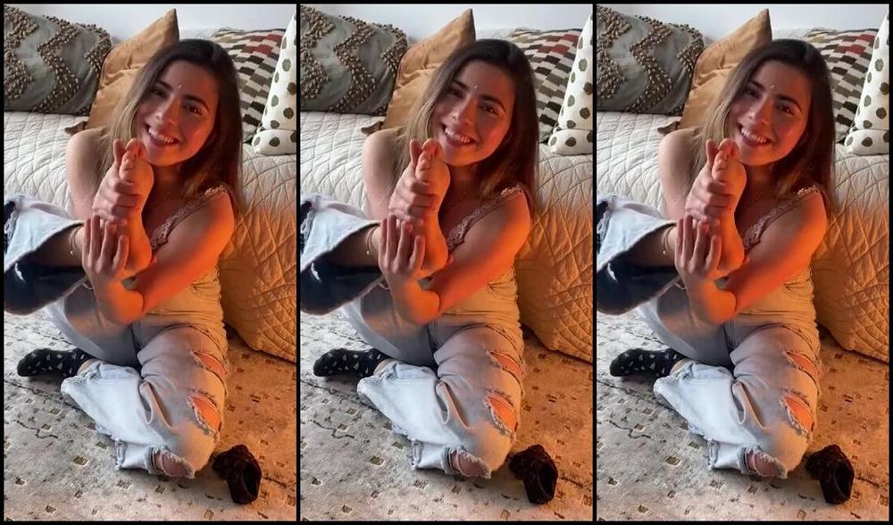 Moringa Paz Nicknamed Moringapaz 11 01 2024 Onlyfans Video How Hard Are Ur Dicks When U See Me Enjoying My Stinky Socks