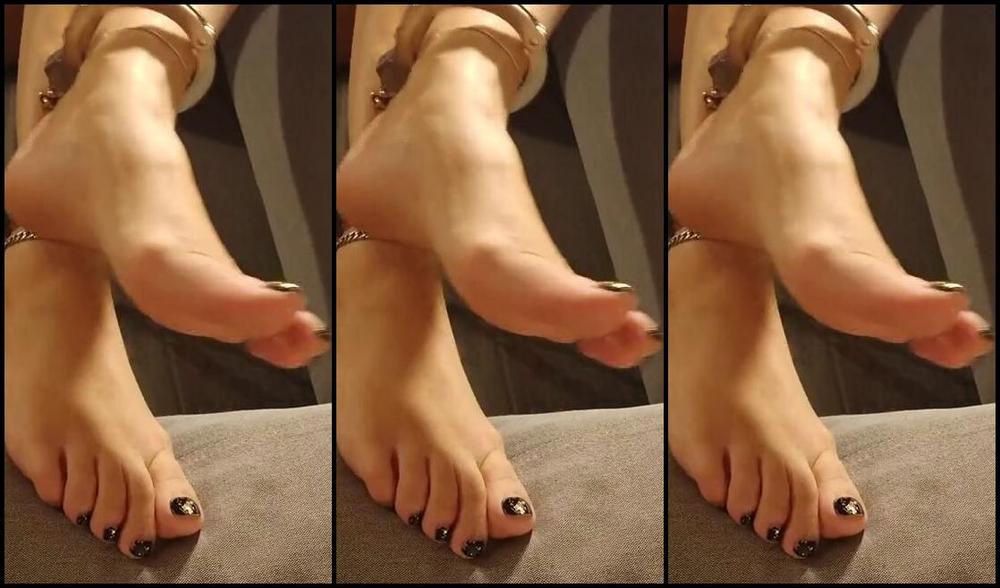 Frejas Submissive Feet Nicknamed Frejassubmissivefeet Onlyfans Good Morning Do You Like The Sound Of The Cuffs Locking Around My Feet