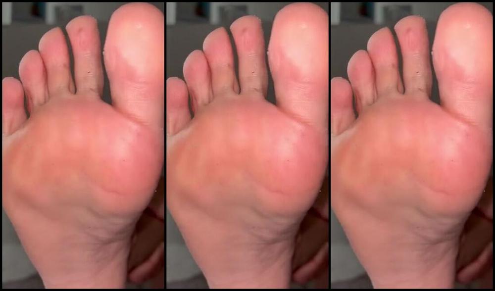 Miss Emma Rose Nicknamed Emmaemmarose Onlyfans Everyday This Week Linty Sweaty Sock Fluff Soles Day 4 On The Black Socks That Have Wh