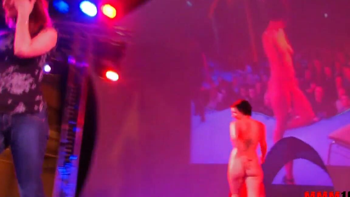 Mmm Public Show With Leslie Fox