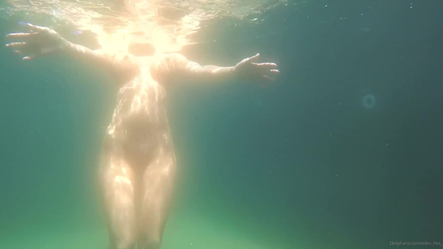 Elen Hot Naked In The Pool