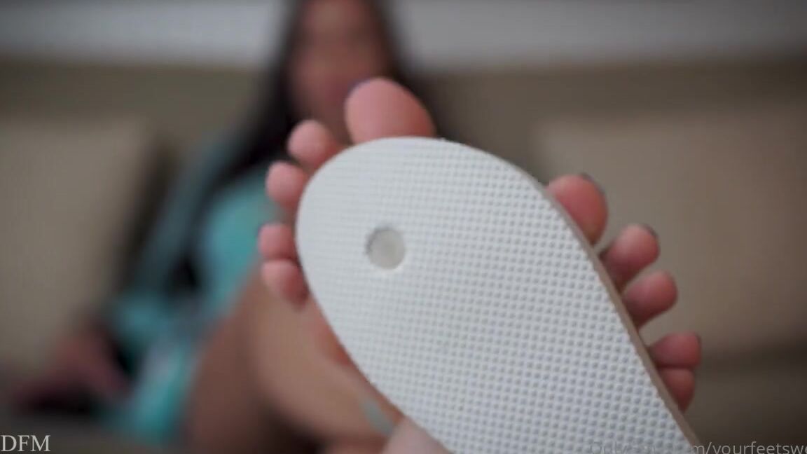 Sweetiestoes Aka Yourfeetsweetie Onlyfans Watch Me Dangle My Flip Flops And Ignore You Dallasfootmodelsent