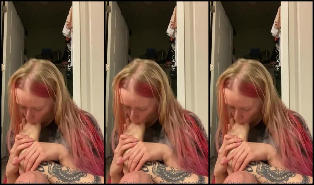 Skye Aka Solesofskye Onlyfans Watch Me Worship And Sniff My Sweaty Feet I Know You Want A Taste