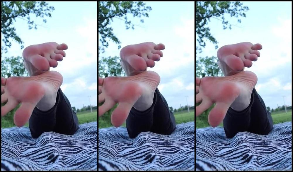 Vixenarches Onlyfans Spying On Her Feet In The Park Got You So Excited