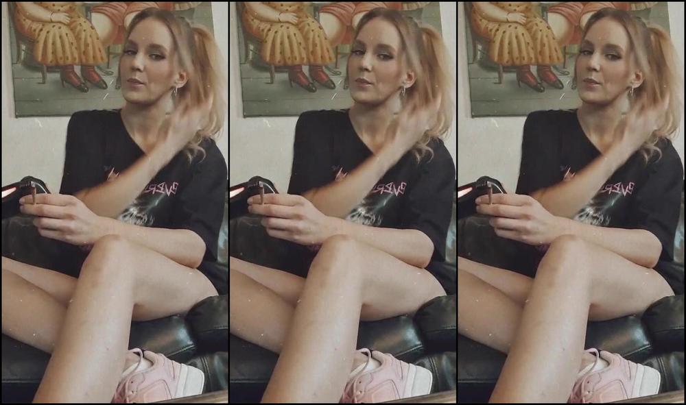 Iamrachelsparks Chilling Smoking Gaming On Insta Live
