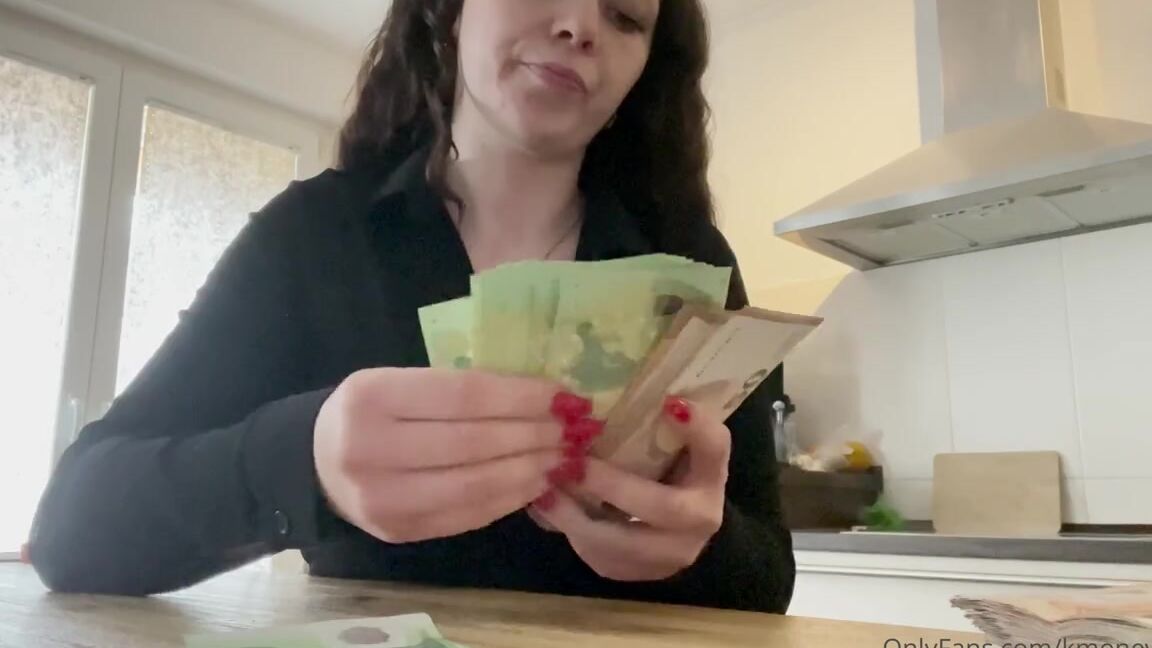 Lady Kira Aka Kmoneydom Onlyfans Schau Mir Beim Cash Zhlen Zu Zahlfotze Bei So Einem Batzen In Meiner Hand Steht Dein Kleiner