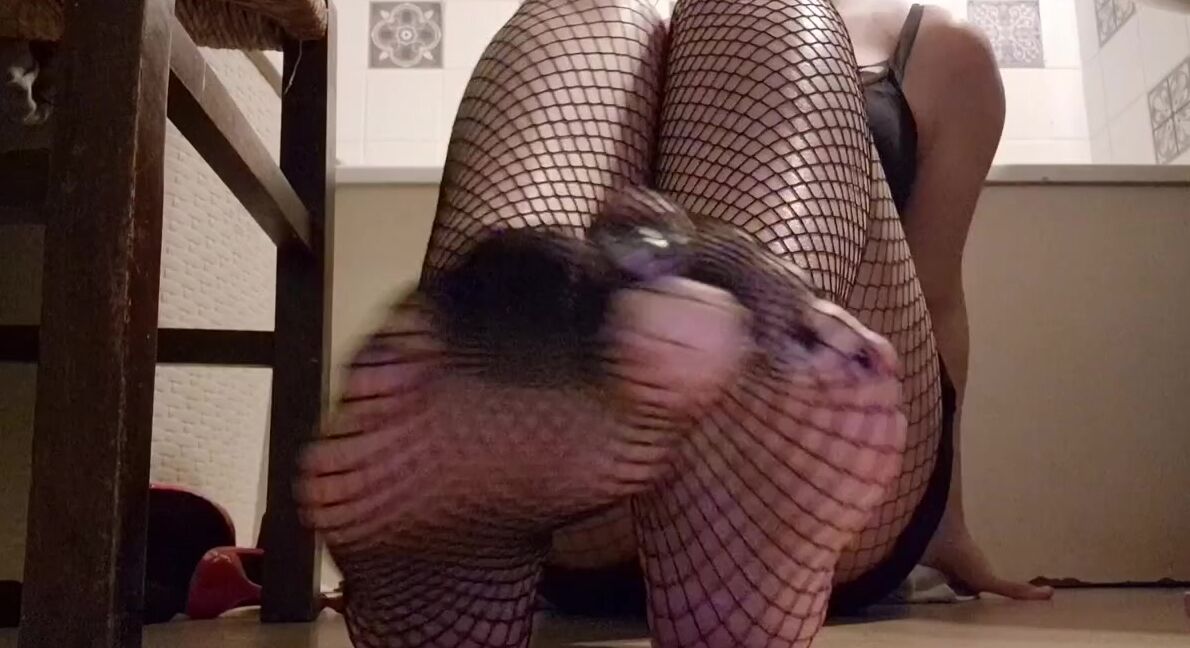 Ayellgirlfeet Nicknamed Ayellgirlfeet Onlyfans En Jolis Bas Rsilles Fishnet Stocking 1