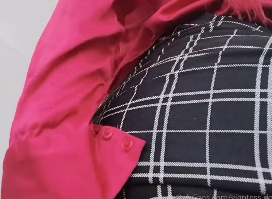 Giantess Debora Nicknamed Giantess Debora Onlyfans Growth Pills I Swallowed Pills To Grow Up And Be Much More Powerful And Great Against My Boss Who