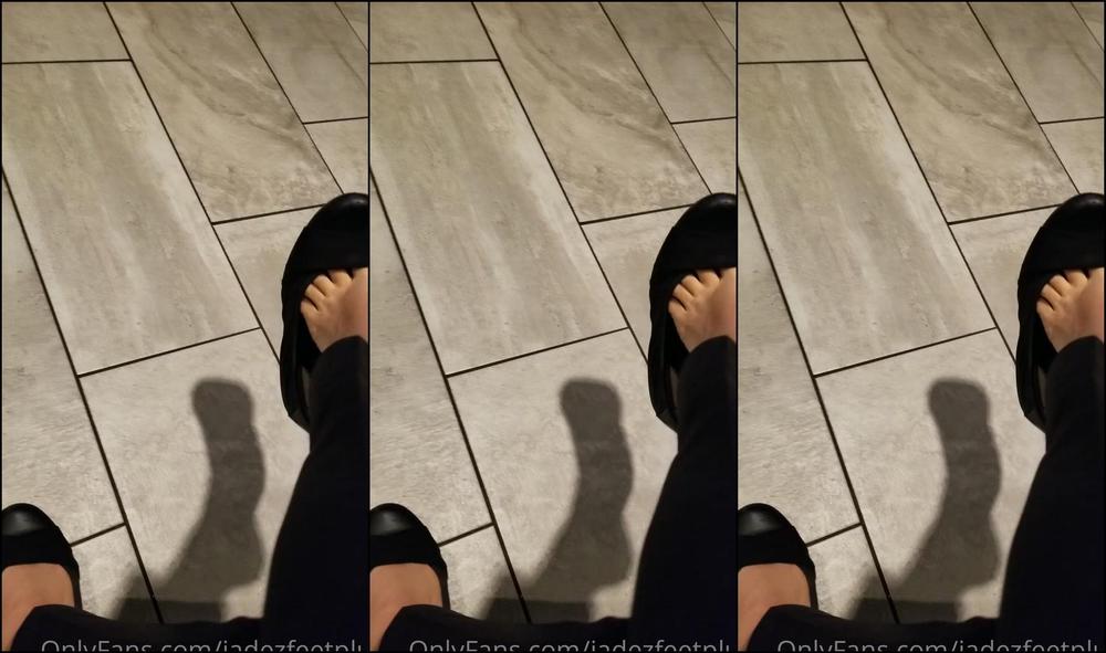 Jadezfeetplus 2256892529 10 26 2021 Shoe Dangle Amp Drop While Waiting For Dinner At Panera Bread The Cleaning Man Was Watching