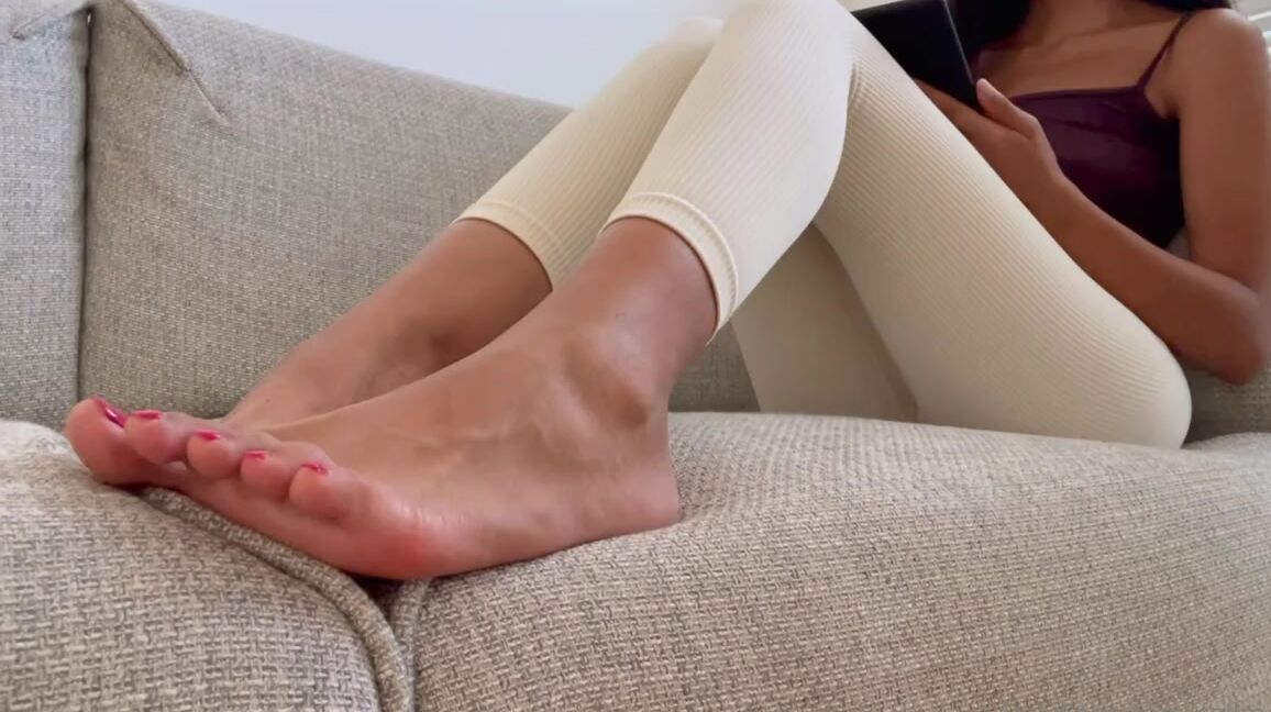 Alita Nicknamed Callmealita Onlyfans Reading On My Kindle And Ignoring All