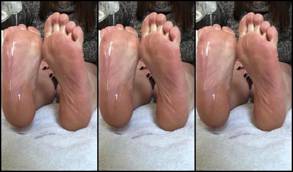 Caroline Aka Feetsiecakes Onlyfans Slick And Oily Soles Imagine How They D Feel