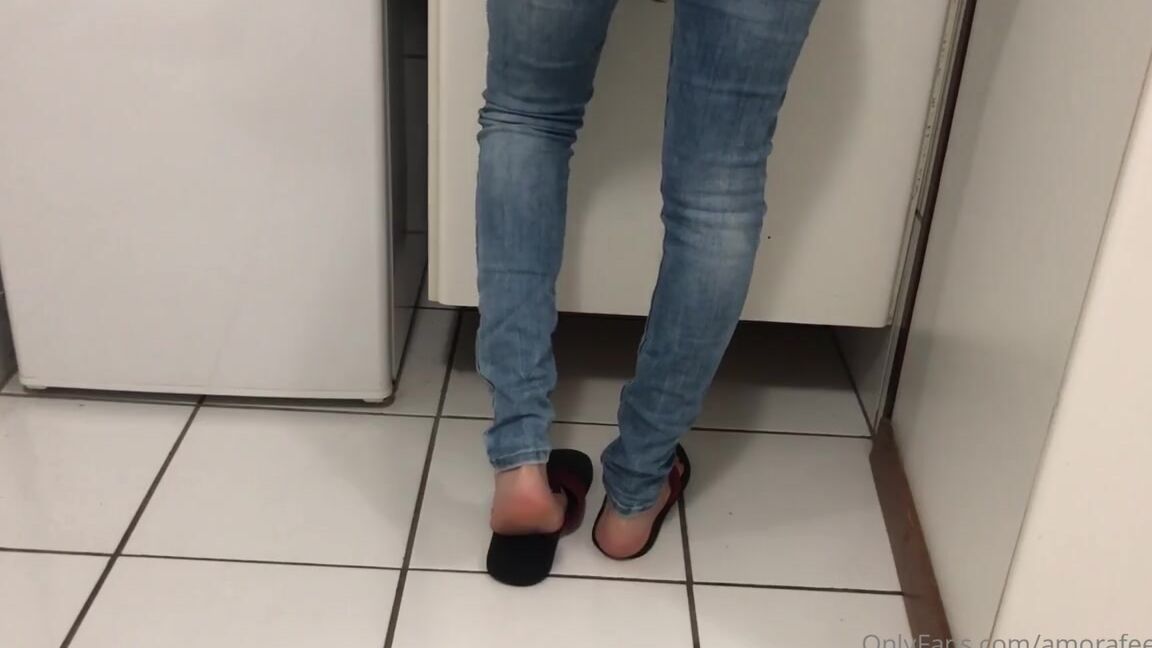 Pezinhos Da Amora Aka Amorafeetofc Onlyfans Candid Shoeplay While Im Distracted