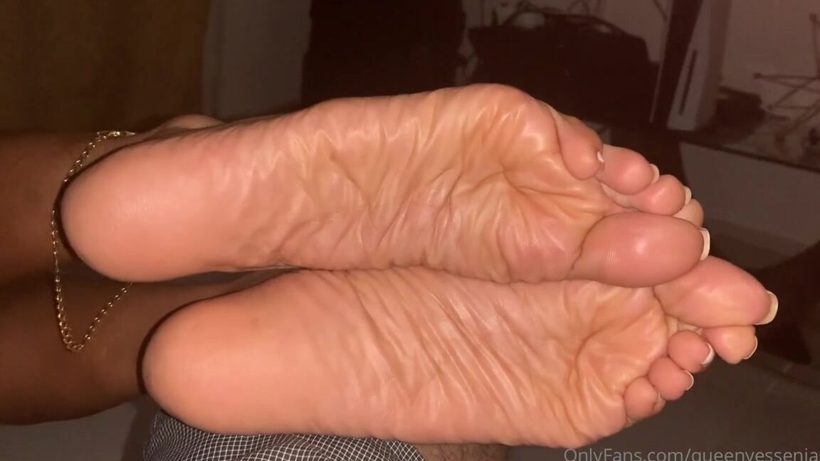 Queen Yessenia Nicknamed Queenyesseniasfeet Onlyfans Nighttime Wrinkled Soles Tease Good Morning Everyone I Tried Uploading Yesterday But Was Having Issues Not