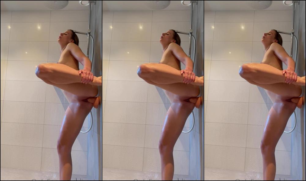 Hayleex Fucking Dildo And Squirting In The Shower