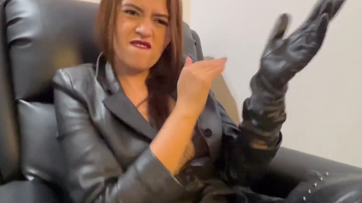 Goddess Kalinda Nicknamed Goddesskalinda Onlyfans Today You Will Feel The Beautiful Aroma Of My Gloves And You Will Beg