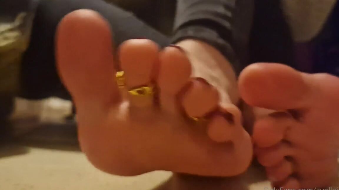 Ayellgirlfeet Nicknamed Ayellgirlfeet Onlyfans Tu Es La Mes Pieds Tu Ten Occupes Et Tu As Le Droit Ensuite Un Bon Footjob Joi Instruction 1